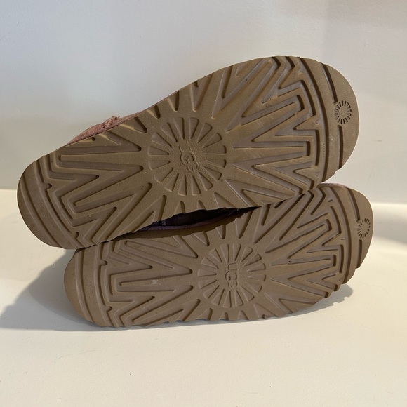 Ugg Women’s Classic Short II Boot - Picture 5 of 5